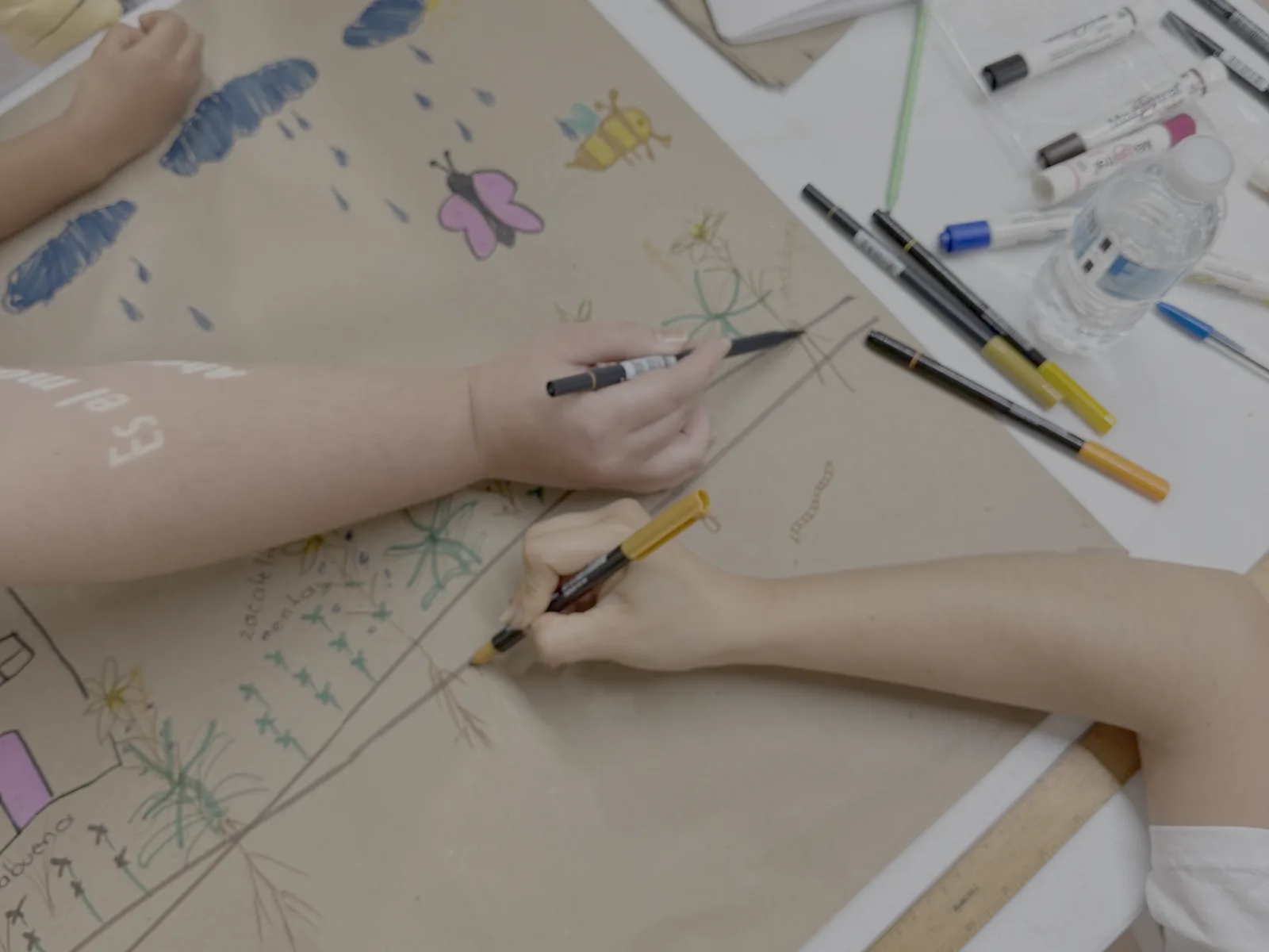 Manos trabajando con materiales artesanales